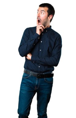 Yakışıklı adam sürpriz jest yapma beyaz arka plan izole