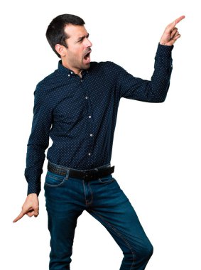 Yakışıklı adam izole beyaz arka plan üzerinde dans