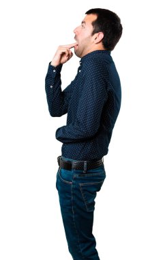 Yakışıklı adam izole beyaz zemin üzerine kusma jest yapma