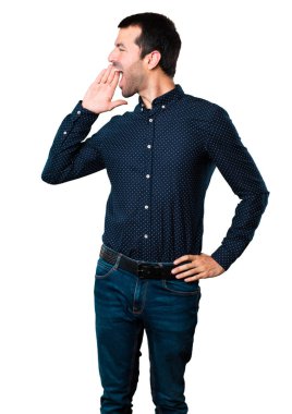 Yakışıklı adam izole beyaz zemin üzerine bağırarak