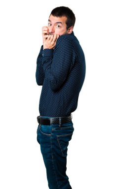 İzole beyaz zemin üzerine korkmuş yakışıklı adam