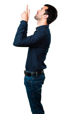 Yakışıklı adam izole beyaz arka plan üzerinde yukarı dönük