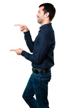 Yakışıklı adam lateral izole beyaz zemin üzerine işaret