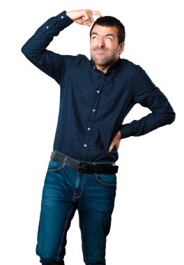 Yakışıklı adam izole beyaz zemin üzerine şüpheleri