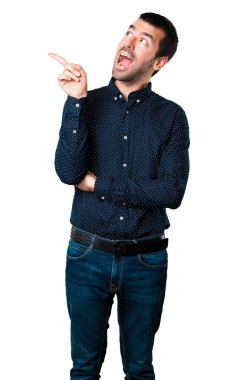 Yakışıklı adam izole beyaz arka plan üzerinde düşünme