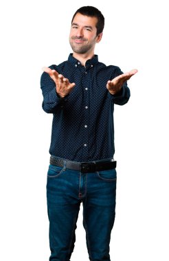 Yakışıklı adam bir şey izole beyaz arka plan üzerinde sunulması