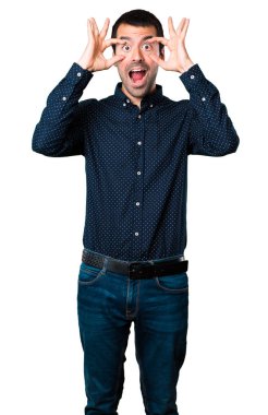 Yakışıklı adam bir şey izole beyaz arka plan üzerinde gösterilen