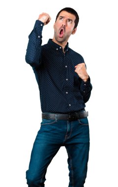 İzole beyaz arka plan üzerinde şanslı yakışıklı adam