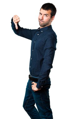 Yakışıklı adam kötü sinyal izole beyaz arka plan üzerinde yapma