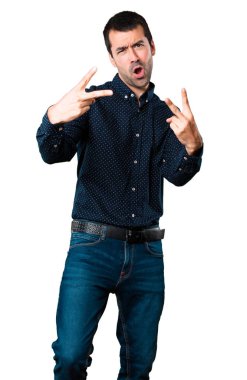 Yakışıklı adam zafer jest yapma beyaz arka plan izole