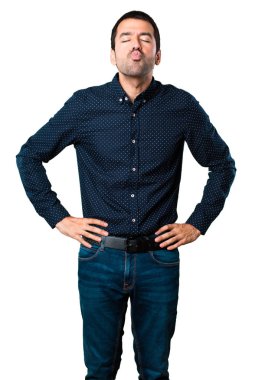 Yakışıklı adam izole beyaz arka plan üzerinde bir öpücük gönderme