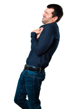 Kalp ağrısı izole beyaz zemin üzerine olan yakışıklı adam