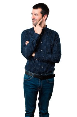 Yakışıklı adam izole beyaz arka plan üzerinde yan bakan