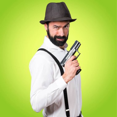 Renkli arka plan üzerinde bir tabancayla sakallı hippi adam