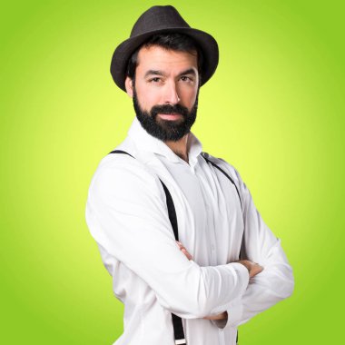 Kollarını ile sakallı hippi adam renkli arka plan üzerinde çarpı işareti