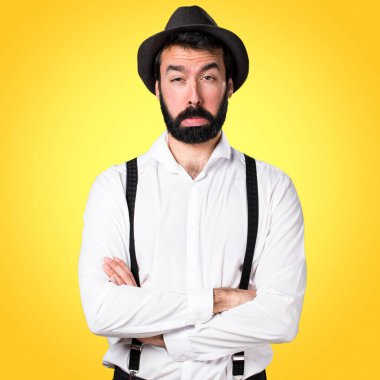 Renkli arka plan üzerinde sakallı üzgün hipster adam