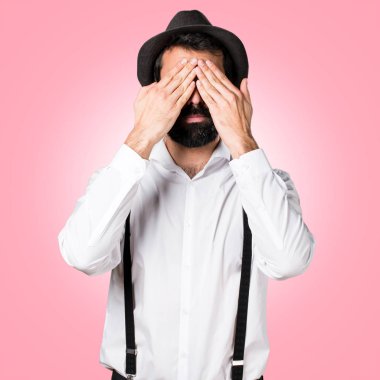 Gözleri renkli arka plan üzerinde kapsayan sakallı hippi adam