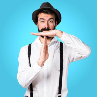 Sakal yapma zaman aşımı jest renkli arka plan üzerinde hipster adamla