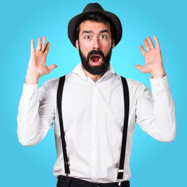 Renkli arka plan üzerinde sakallı sürpriz hipster adam