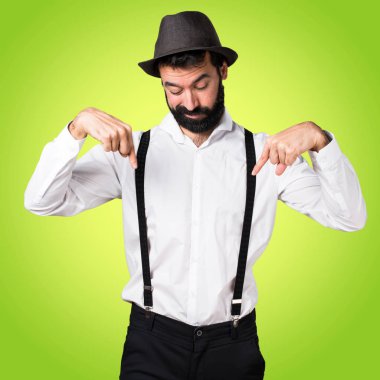 Sakal renkli arka plan üzerinde aşağıyı ile hipster adam