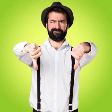 Kötü sinyal renkli arka plan üzerinde yapma sakallı hippi adam