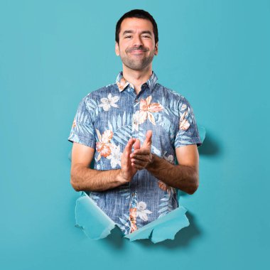 Çiçek forması mavi kağıt delik alkış ile yakışıklı adam