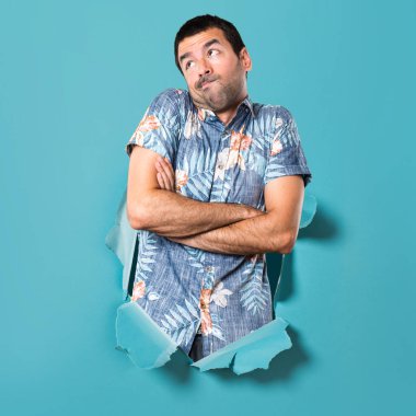 Mavi kağıt delik önemsiz jest yapma çiçek forması ile yakışıklı adam