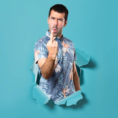 Bir mavi kağıt delikten çiçek gömlek yapma boynuz hareketi ile yakışıklı adam