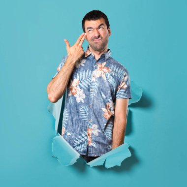 Bir mavi kağıt delikten çiçek gömlek yapma intihar hareketi ile yakışıklı adam