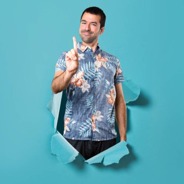 Bir mavi kağıt delikten sayma çiçek forması ile yakışıklı adam