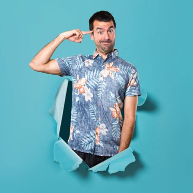 Mavi kağıt delik deli jest yapma çiçek forması ile yakışıklı adam