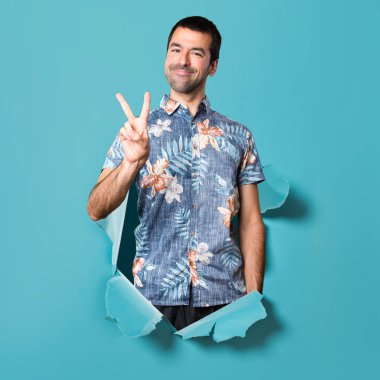 İki mavi kağıt delikten sayma çiçek forması ile yakışıklı adam