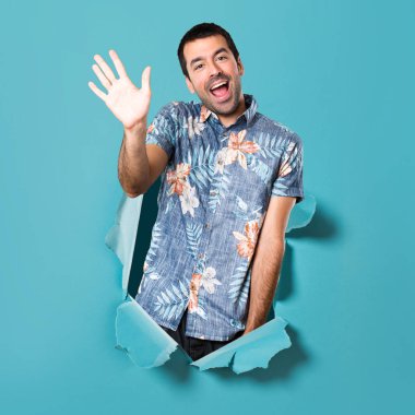 Çiçek forması mavi kağıt delik selamlayan ile yakışıklı adam