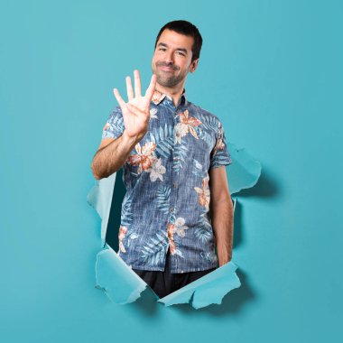 Dört bir mavi kağıt delikten sayma çiçek forması ile yakışıklı adam