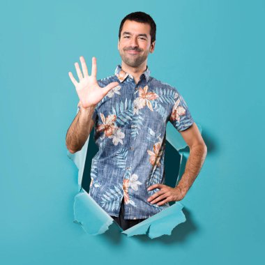 Beş mavi kağıt delikten sayma çiçek forması ile yakışıklı adam