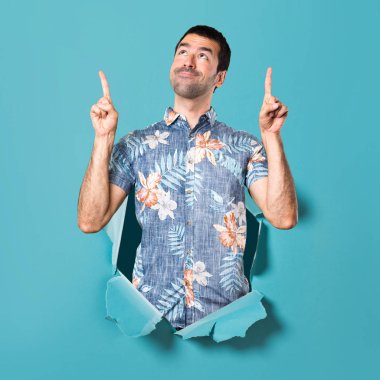 Yakışıklı çiçek gömleği mavi kağıt delikten yukarı dönük