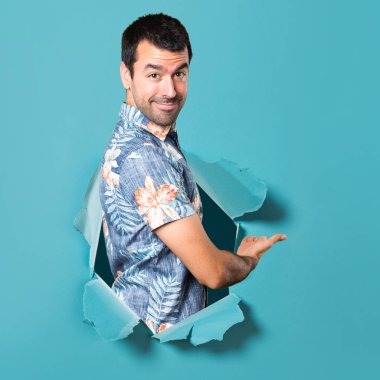 Yakışıklı çiçek gömlek bir şey mavi kağıt delik sunulması ile