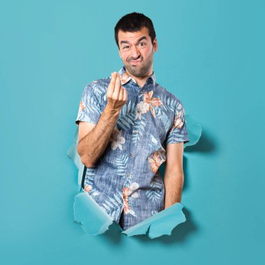 Bir mavi kağıt delikten çiçek gömlek yapma para hareketi ile yakışıklı adam