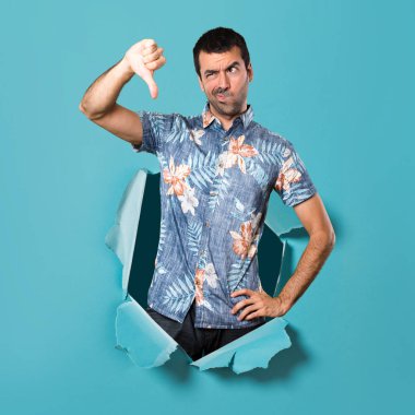 Kötü sinyal mavi kağıt delik yapma çiçek forması ile yakışıklı adam