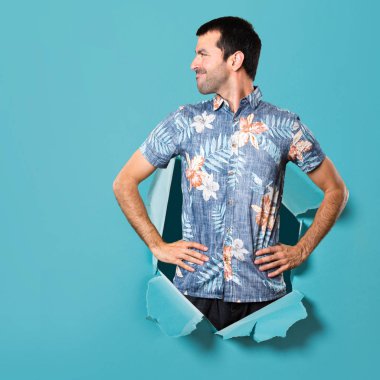 Yakışıklı çiçek gömleği mavi kağıt delik yanal arıyorsunuz