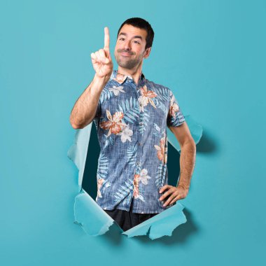 Bir mavi kağıt delikten şeffaf ekranda dokunmadan çiçek forması ile yakışıklı adam