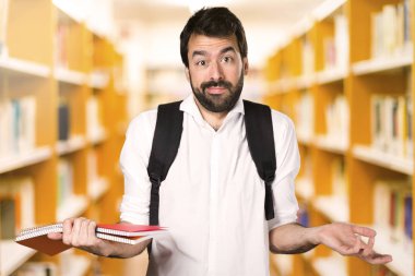 Ufuk kitaplığını önemsiz jest yaparak öğrenci adam