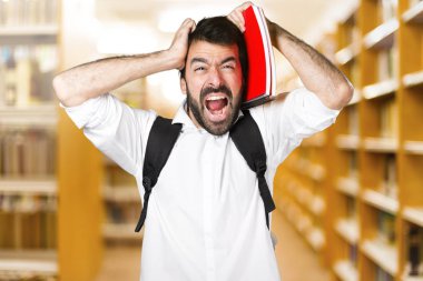 Ufuk kitaplığını sinirli öğrenci adam