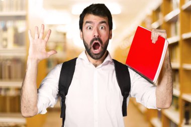 Ufuk kitaplığını sürpriz öğrenci adam