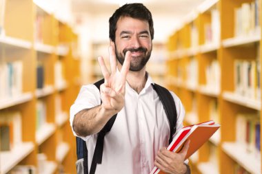 Üç ufuk kitaplığını sayma öğrenci adam