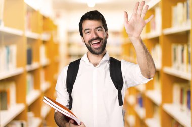 Ufuk Kitaplığı'nda selamlayan öğrenci adam