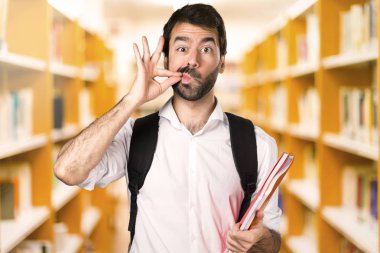 Öğrenci adam yapma sessizlik jest ufuk kitaplığını