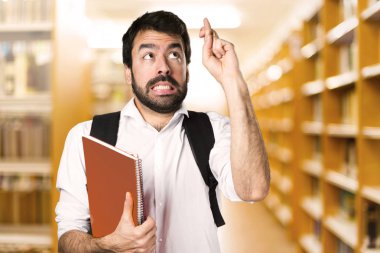 Ufuk Kitaplığı'nda geçiş parmaklarıyla öğrenci adam