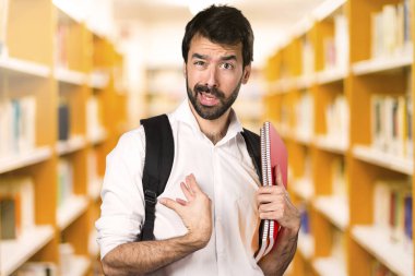 Ufuk kitaplığını sürpriz öğrenci adam