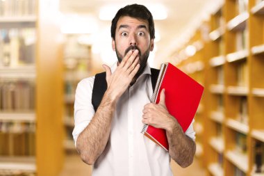 Ufuk kitaplığını sürpriz öğrenci adam